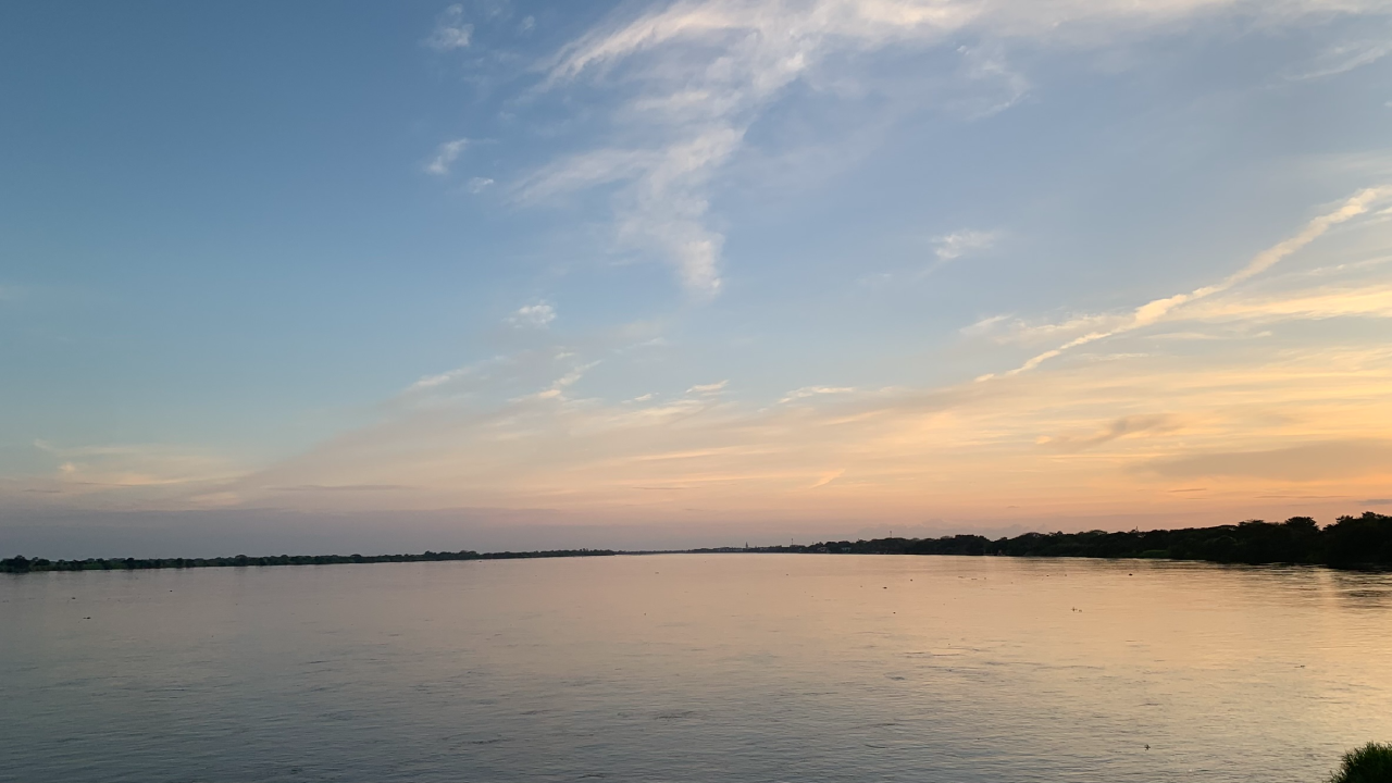 Atardecer en el río Magdalena desde el punte roncador con vista hacia magangué.